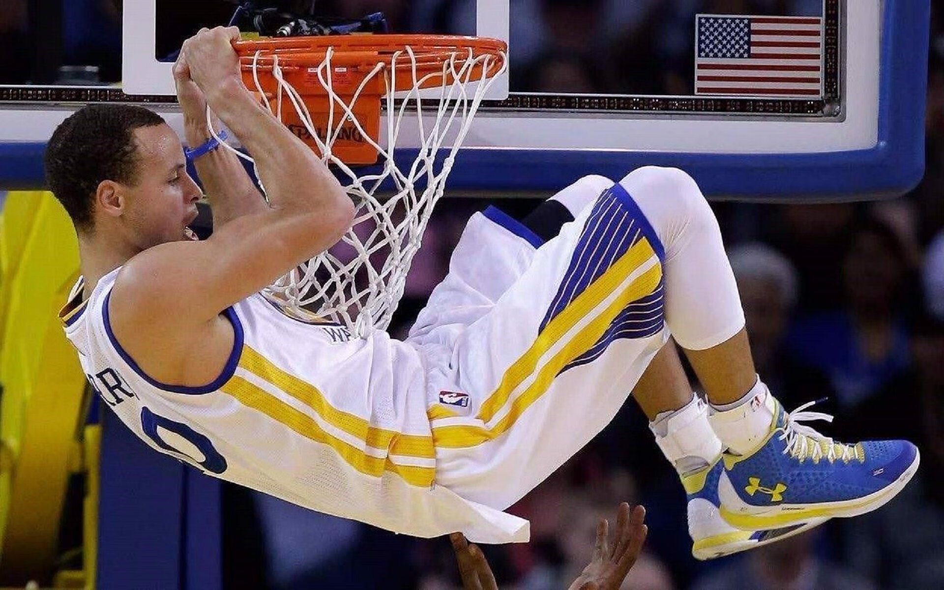 NBA总决赛激战正酣，勇士队逆转取胜，库里独砍40分创纪录